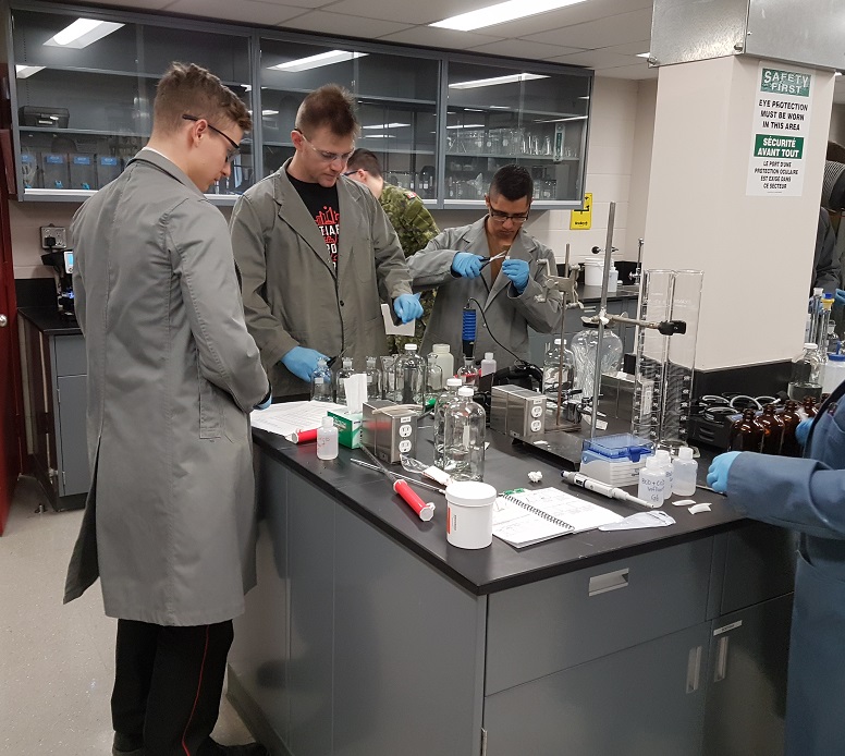 Undergraduate Civil Engineering students in Environmental Lab/Étudiants en génie civil en laboratoire environnemental