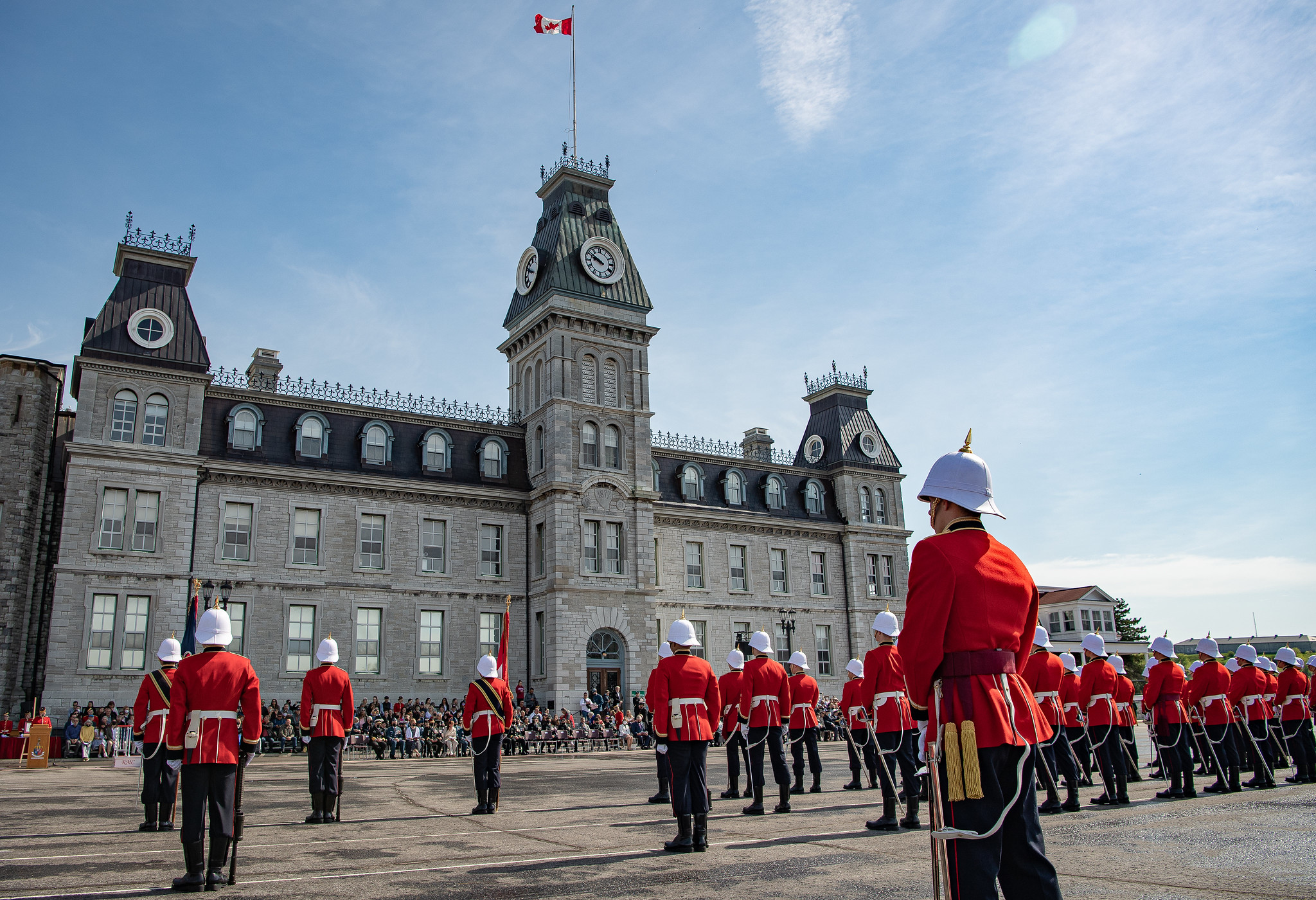 Aspirants de marine et élèves-officiers (aspm/élof) sur le terrain de parade face à l'emblématique tour de l'horloge du CMR.